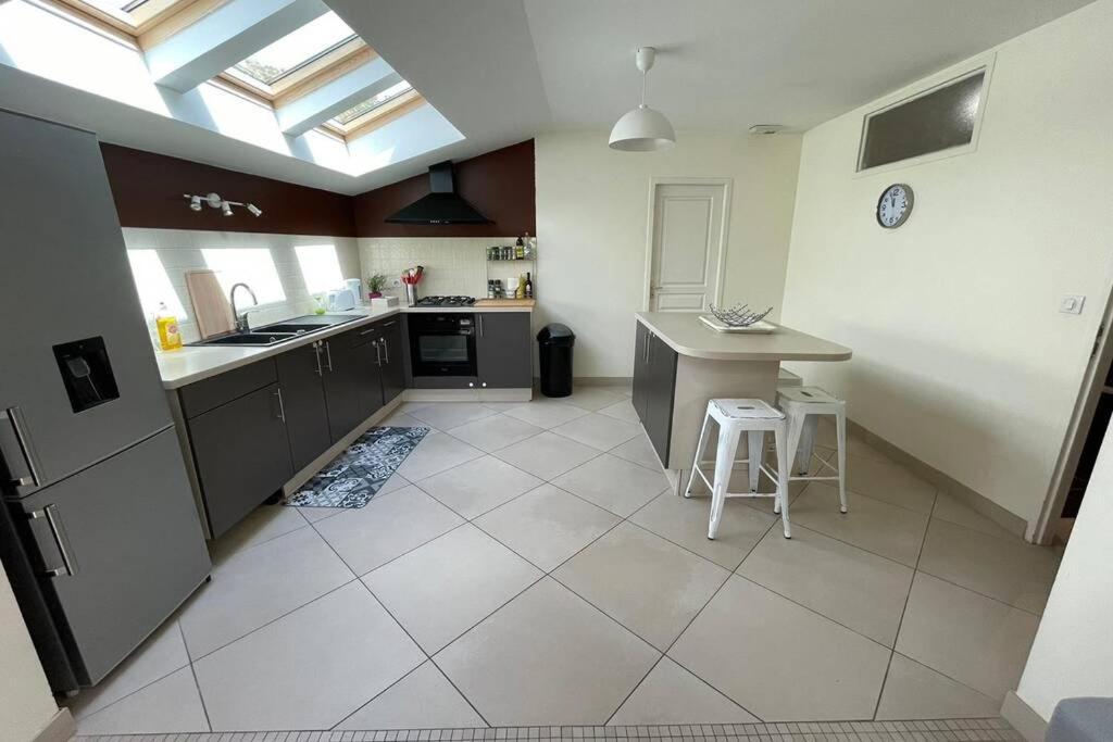 Superbe Appartement Avec 2 Chambres - 9 Personnes - Parking Prive ตูร์นง-โซร์-โฮน ภายนอก รูปภาพ