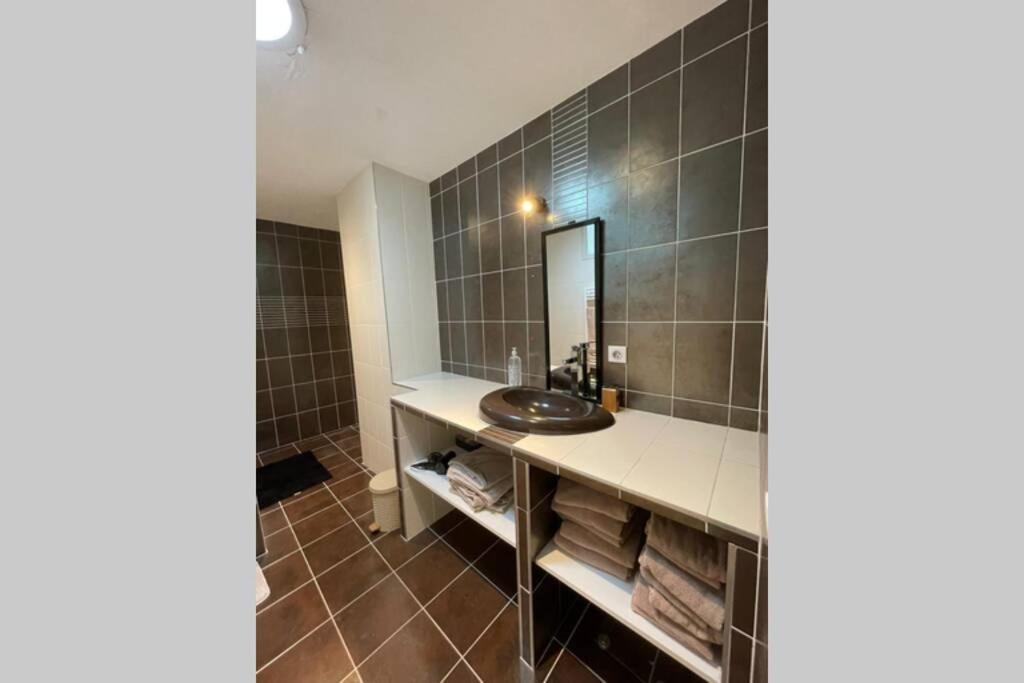 Superbe Appartement Avec 2 Chambres - 9 Personnes - Parking Prive ตูร์นง-โซร์-โฮน ภายนอก รูปภาพ